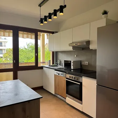Le Colloud - T2 Moderne Proche Centre Et Balcon Garage דירה *